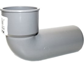 Grå overgangsvinkel til metalrør i HT/PP med opretstående stikmuffe, Ø40 x Ø32 mm, set fra siden.