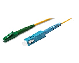 Fiberoptisk patchkabel 10 meter med gul LSZH-kappe, gul LC/APC-konnektor og blå SC/UPC-konnektor.