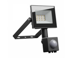 Sort SpectrumLED 10 W LED-projektør med PIR-sensor, vist skråt forfra med lysfelt og monteringsbøjle.