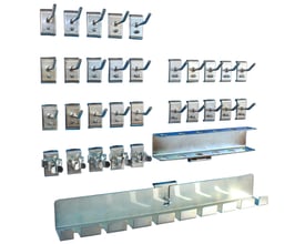 Maskinfabrikken Universal krogsæt OS95 med 32 dele, der viser forskellige typer metalværktøjskroge og ophæng til hulplader.