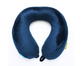 Travel Blue Massage Tranquility nakkepude i mørkeblå velour, vist forfra med gul Travel Blue mærkat.