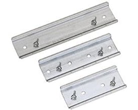 Spelsberg DIN-skinne NS 35-106 i galvaniseret stål med tre forskellige længder, klar til montering af udstyr.