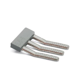 Detaljeret billede af Phoenix Contact indlægsbro EBL 3-5, der viser de tre poler og den grå plastisolering med præget tekst.