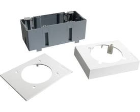 Brk Gd 2cee Gr, Signa Base installationsdåse, set med dåse og to monteringsplader i grå og hvid plast.