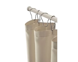 Fjederstang på 75-125 cm i aluminium med Ø19 mm, vist skråt med lyse gardiner hængende på stangen.