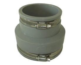 Fernco fleksibel overgang i grå plast med to metalspændebånd, til samling af rør 63-50 mm og 47-30 mm.