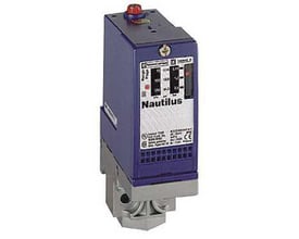 Schneider Electric pressostat XMLA004A2S11 med 1/4" BSP hun tilslutning og 0,05-4 bar trykområde, vist på isoleret baggrund.