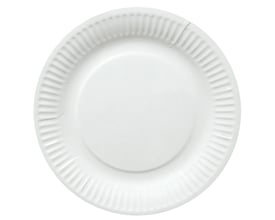 Hvid paptallerken med en diameter på 15 cm, vist ovenfra isoleret på en hvid baggrund.