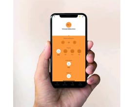 Nærbillede af en smartphone med Niko Home app, der viser temperaturkontrol og programindstillinger med 25,1 grader.
