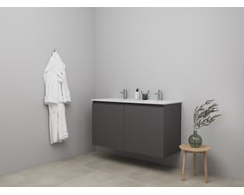 Sanibell Online møbelsæt 121 cm i mat antracit med dobbelt porcelænsvask og to armaturer, monteret på væggen i et badeværelsesmiljø.