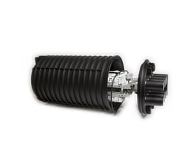 CommScope FIST-GC02 fibermuffe med 6+1 porte, åben for at vise intern metalstruktur og kabelindgange, fremstillet af sort plast.
