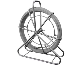 Glasfiber rørål ø9 mm x 50 m på en metalholder, klar til kabeltræk og sondeføring.