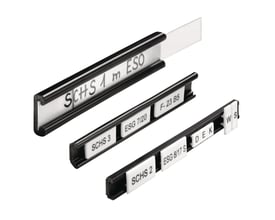 Weidmüller mærkeholder SCHT 5 med forskellige skilte som SCHS 1 m ESO, ESG 7/20 og DEK.