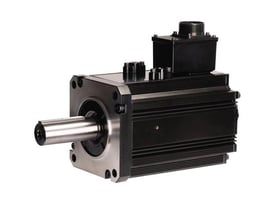 Omron G5-serie AC servomotor R88M-K7K515C-S2 med 7,5 kW effekt og 400 VAC, vist med aksel og monteringsflange.