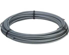 Tættere visning af det grå Viega In-liner Smartloop rør, 75 meter, rullet i en cirkel og bundet med kabelbindere.