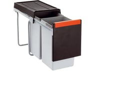 FRANKE Sorter Cube 30 affaldsspand med 2 x 15 liters rum, vist udskudt fra skabet med sort låg og orange håndtag.