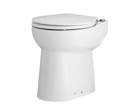 Kompakt toilet i hvid porcelæn med indbygget kværn og soft close toiletsæde, dybde 430 mm.