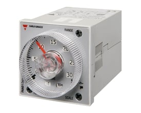 Carlo Gavazzi multifunktionstidsrelæ med stor frontdrejeknap og gråt, firkantet relæhus.