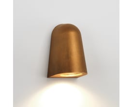 Astro Lighting Mast Light vægmonteret udendørs lampe i lakeret messing, der lyser nedad mod en hvid væg.