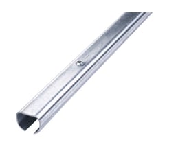 Skydedørsskinne K40-75 af galvaniseret stål, 6 meter lang, med et hul til montering.