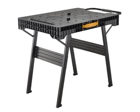 Fuldendt STANLEY FATMAX® arbejdsbord med metalben, klar til brug, med synligt bærehåndtag og tvingefastholdelsespunkter.