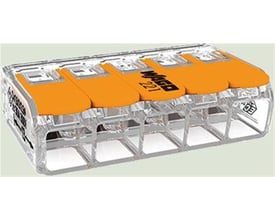 Transparent Wago 221 samlemuffe med fem orange klemmer set fra siden, tydelig logo og CEE-mærkning.
