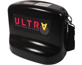 Leica Ultra 5W standard transmitter til kabelsøgning. Sort enhed med mærkat 'ULTRA UTILITY TRACING SYSTEM'.
