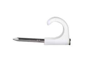 Nærbillede af en hvid Schneider Electric TC rund kabelclips med 2.0x30 mm syrefast søm, der viser clipsens fleksible design.