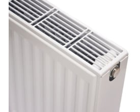 Hvid Altech C4 type 22 radiator med 2 plader og 2 konvektorer, vist i nærbillede med fokus på topristen og en detalje af luftskruen.