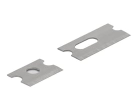 To små metalblade med udskæringer i hjørnerne, designet til kabelstripping på en hvid baggrund.