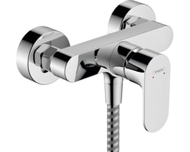Hansgrohe Rebris S 1-grebs brusearmatur i skinnende krom med en elegant, buet form og en fleksibel bruserslange fastgjort til udløbet.