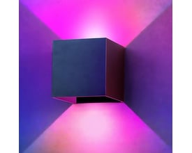 LEDlife Cubic væglampe i sort aluminium med op- og nedadgående lysstråler i lilla og pink.