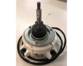 Solar Plus DC motor til MSA-24 udedel, vist med en hvid base, metalring og aksel med gevind. Motoren har sorte ledninger og er placeret på en lys bordplade.