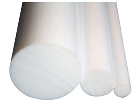 Tre hvide PTFE teflon rundstænger med diametre på 70 mm, 30 mm og 10 mm på en hvid baggrund.