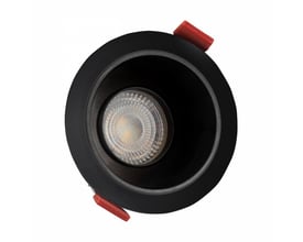 SpectrumLED GU10-indbygningsspot i sort aluminium set forfra med sort reflektor, lyskilde og røde monteringsclips.