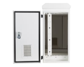 Deltaco 19" kabinet 6U, hvidt, med åben frontdør der viser det tomme kabinet med monterede rack-skinner og en udluftningsrist.