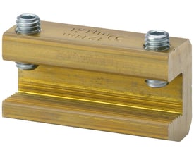 Siemens 8US samleskinnestik i messing med synlig mærkning '12 Nm' og CE-godkendelse, til skinnesystemer.