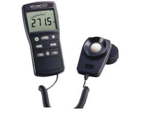 Detalje af Elma 1335 luxmeter og dens separate lyssensor, monteret på hvid baggrund for klarhed.