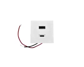 Shelly USB-oplader til Wall Display Stand i hvid med en USB-A og en USB-C port, forbundet med røde og sorte ledninger.