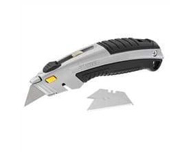 Stanley trapezkniv 10-788 med sølvfarvet hus, sort greb, gul knap og synligt blad samt løs klinge.
