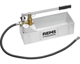 REMS Push INOX trykprøvepumpe i rustfrit stål med 12-liters beholder og trykmåler, klar til brug.