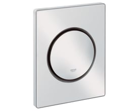 Grohe Novo Cosmopolitan urinal betjeningsplade i krom finish med sort kant omkring den cirkulære knap, viser et stilrent design.