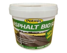 Potmix Asphalt Bio 50 reparationsasfalt i en 20 kg spand med et billede af en vej på etiketten.