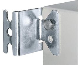 Nærbillede af Rittal vægbeslag i rustfri stål, der viser detaljer af monteringen på et skab.