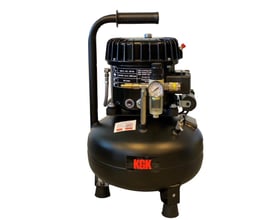 KGK kompressor med 15 liters tank, 0,5 hk og 8 bar tryk, viser betjeningsknapper og manometer på hvid baggrund.
