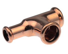 VSH Xpress T-rør i kobber med tre muffetilslutninger i størrelserne 22mm, 22mm og 15mm isoleret på hvid baggrund.