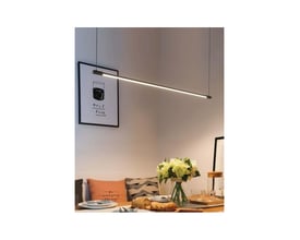 Sort, dæmpbar spisebordslampe på 86 cm med slankt LED-lys hænger over et dækket spisebord.