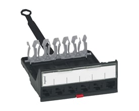 Legrand LCS aftagelig tom kassette med 6 huller til patchpanel, viser de tomme RJ45-stikpladser og kabelstyring.