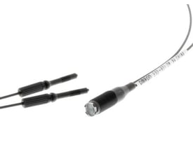 Omron E32-R21 fiberoptisk sensorhoved med 2 meter kabel og M6 fatning, medfølgende reflektor E39-R3 ses til venstre.