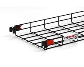 Sort BK8® gitterbakke på 60/300 mm med en homogen sort metallisk belægning og en hvid mærkat med teksten 'rejiband C8 opemsa'.